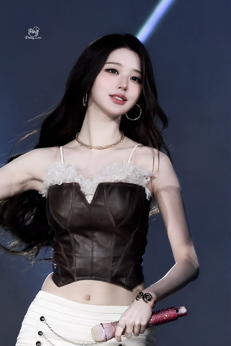 wonyoungdollz's tweet photo. JANG WONYOUNG?!?! https://t.co/cWenLUsYLT