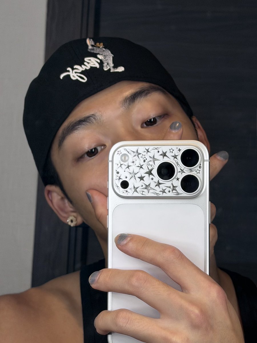 kebeanmoon's tweet photo. 51st crash out of the day bc mac keeps running out of storage while editing, decided I should put nail stickers on my phone https://t.co/WiNW5MVNth