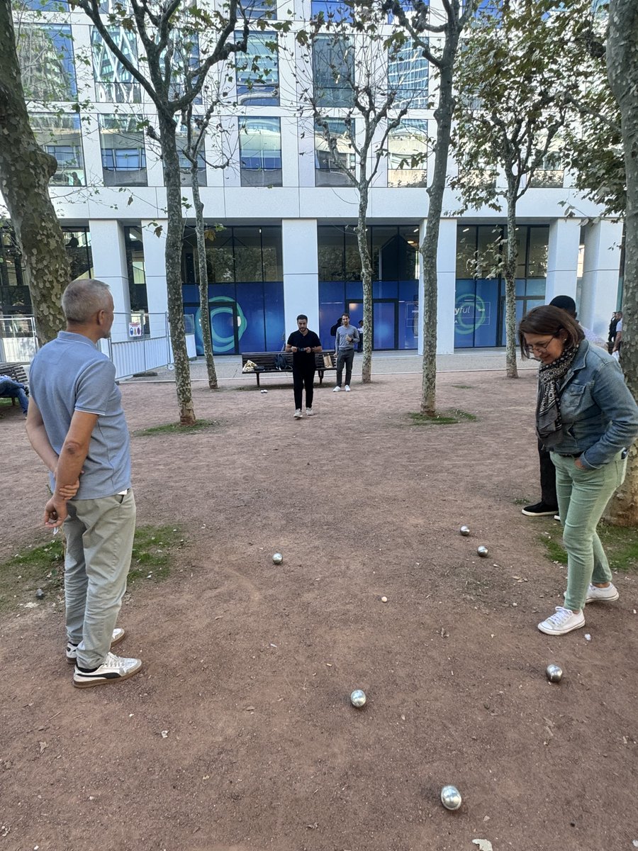 CODiLOG's tweet photo. Hier midi, nos équipes de La Défense se sont retrouvées autour d’une partie de pétanque pour profiter d’un moment convivial entre collègues. Le soleil, un peu de compétition et beaucoup de bonne humeur au rendez-vous !
#CODiLOG #OneTeam #VieEntreprise #LaDéfense #petanque https://t.co/kbMwyh5B0K