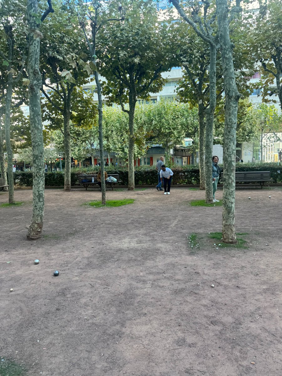 CODiLOG's tweet photo. Hier midi, nos équipes de La Défense se sont retrouvées autour d’une partie de pétanque pour profiter d’un moment convivial entre collègues. Le soleil, un peu de compétition et beaucoup de bonne humeur au rendez-vous !
#CODiLOG #OneTeam #VieEntreprise #LaDéfense #petanque https://t.co/kbMwyh5B0K