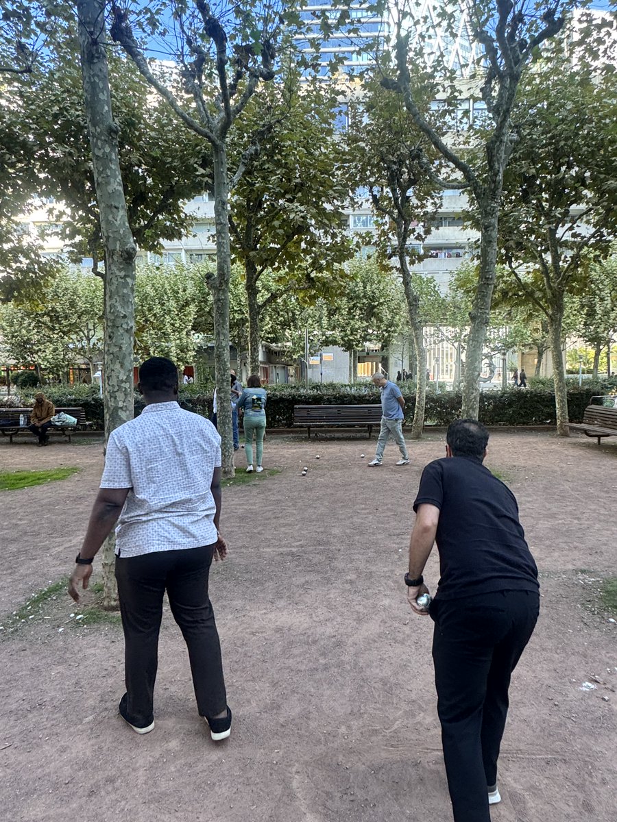 CODiLOG's tweet photo. Hier midi, nos équipes de La Défense se sont retrouvées autour d’une partie de pétanque pour profiter d’un moment convivial entre collègues. Le soleil, un peu de compétition et beaucoup de bonne humeur au rendez-vous !
#CODiLOG #OneTeam #VieEntreprise #LaDéfense #petanque https://t.co/kbMwyh5B0K