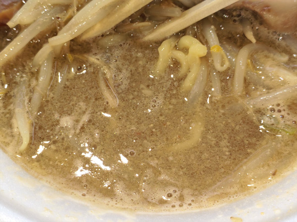 nh787's tweet photo. みそきん@みそきん（信州ラーメン博）
すりおろしニンニクの利いた濃厚ながら飲みやすい味噌スープはヒカキン故郷の上越譲り(只'ω')麺は歯応えあるウェーブ掛かった太麺で、味噌ラーメンの麺という食べ応え♫麺箱見えなかったからどこの製麺所かわからなかったのが残念(･ω･≡･ω･) #みそきん https://t.co/VO3rxn0ttt