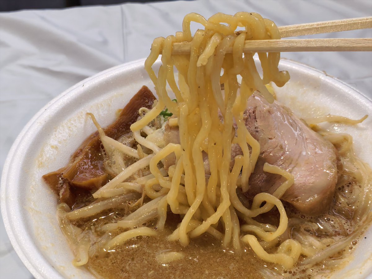 nh787's tweet photo. みそきん@みそきん（信州ラーメン博）
すりおろしニンニクの利いた濃厚ながら飲みやすい味噌スープはヒカキン故郷の上越譲り(只'ω')麺は歯応えあるウェーブ掛かった太麺で、味噌ラーメンの麺という食べ応え♫麺箱見えなかったからどこの製麺所かわからなかったのが残念(･ω･≡･ω･) #みそきん https://t.co/VO3rxn0ttt