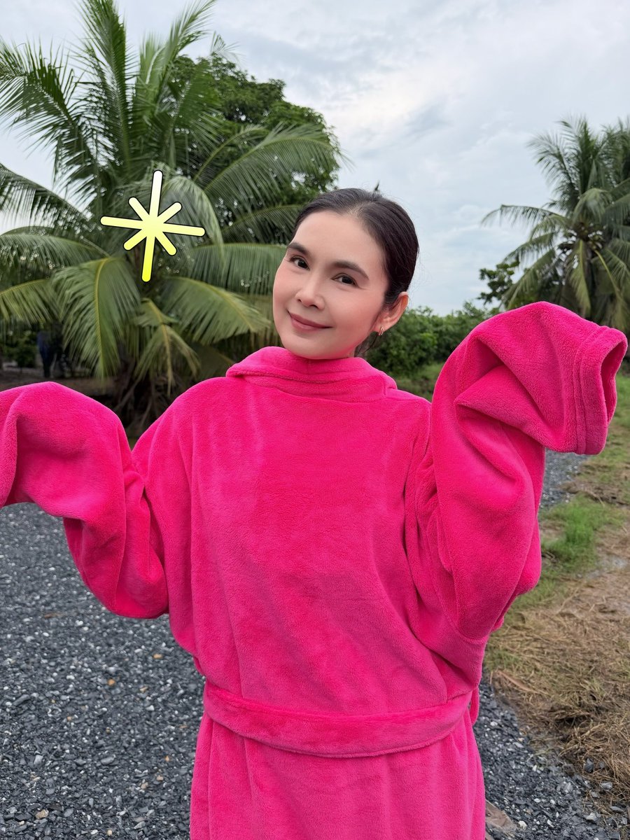 HUGELHEESeries's tweet photo. มนต์รักฮักอีหลี HUG E-LHEE : Somtum Rhapsody 🌶️🎙️

Q7 แม่คำพันธ์มาแล้วเด้อออ ~ ตัวแม่ตัวมี่สุด ๆ ✨ 

มือตำอันดับหนึ่งที่บักน้อยสืบทอดสายเลือดมาเป๊ะ ๆ เลยเด้อ! 🌶️ ว่าแต่… แม่คำพันธ์คนงามสิมาตำบักหุ่งให้กินบ่อน้อบาดทีนี้? 😋 สิเหมาสั่งให้เกลี้ยงร้านเลยคอยเบิ่งได้เลยยย! 🤣

HUG E LHEE Q7
#มนต์รักฮักอีหลีQ7
