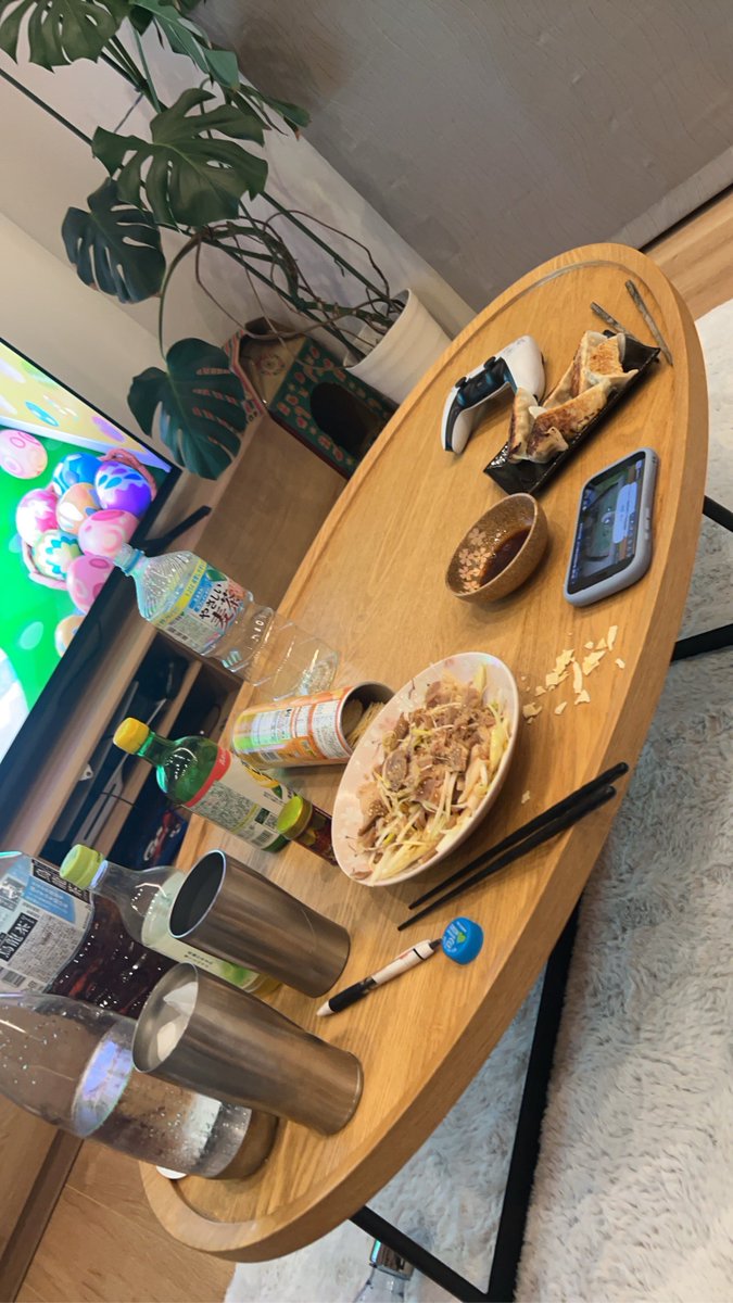 nekonyan893's tweet photo. ちなみに今回もご心配の連絡たくさん頂いてますがお陰様で普通の生活（？）できています

停電しててもスイッチならできるじゃんとのことで6年8ヶ月ぶりにあつ森しながら酒飲んでます

通勤ルート全滅なので明日は流石に休もうか迷ってるけど仕事行きたい https://t.co/hqQRhgB452
