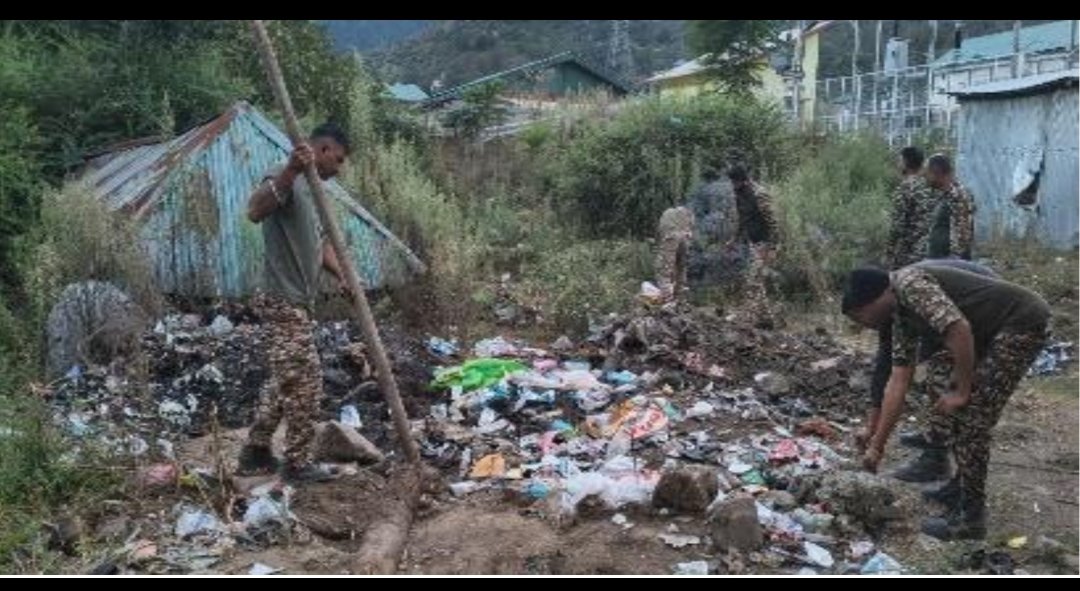 166BNCRPF's tweet photo. स्वच्छता ही सेवा अभियान -2 026के अंतर्गत दिनांक 23/9/2026को #166bn के कार्मिकों द्वारा सिदरा में विशेष स्वछता अभियान चलाया गया https://t.co/dDrzysjV7v
