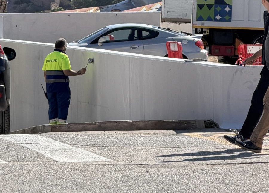 psoe_ct's tweet photo. 🖌️ Arroyo manda a los servicios de limpieza a pintar por la visita del rey mientras barrios y diputaciones necesitan más mantenimiento.

¿Qué os parece que Arroyo saque a los trabajadores del servicio de limpieza de vuestras calles para ponerlos a pintar? https://t.co/ZKJgGkZcKA