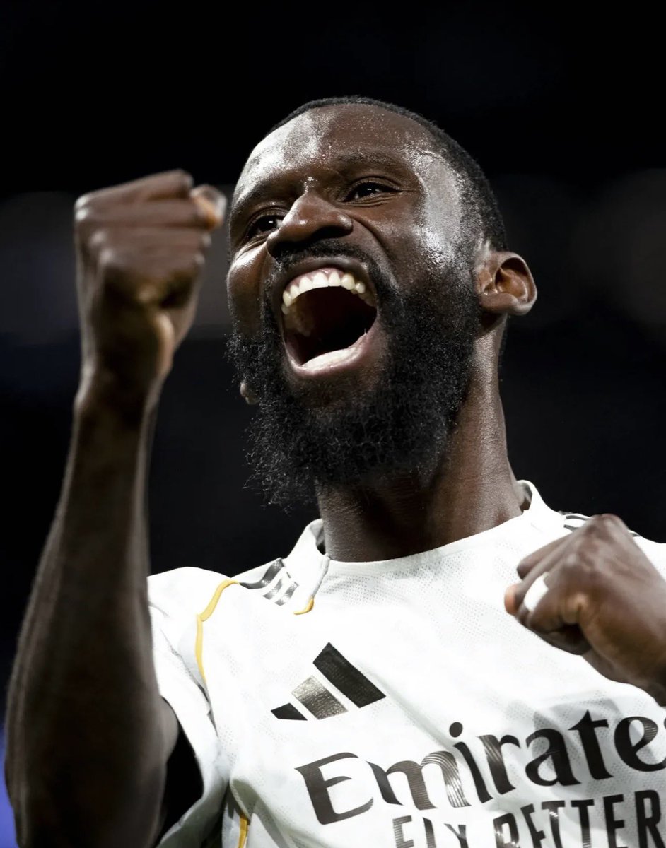 ActuFoot_'s tweet photo. 🚨 Kylian MBAPPÉ 🇫🇷 sur Antonio RÜDIGER 🇩🇪 : « Je pense que beaucoup de fans PENSENT QU’IL EST UN PEU FOU. 😅

Mais c'est sa façon de jouer. Antonio est le meilleur exemple du fait qu'il ne faut pas juger les gens uniquement en fonction de la façon dont ils agissent sur le terrain. 

Bien sûr : sur le terrain, il est fou, comment il s'agit notamment. Mais à l’extérieur, IL EST TRÈS DIFFÉRENT : UNE PERSONNE GENTILLE ET COURTOISE. 😁 »

🎙️ BILD