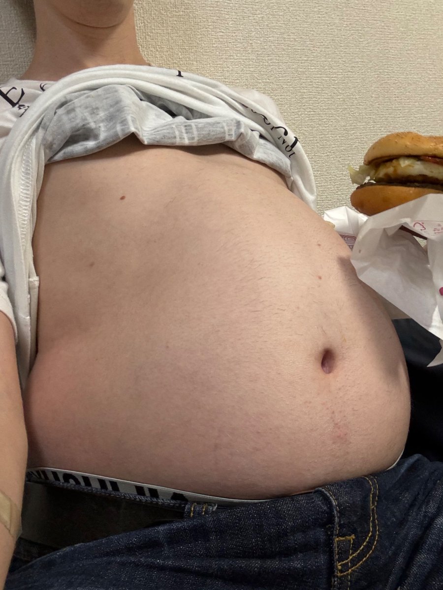pokkorigainer's tweet photo. シルバーウィークめっちゃ食べ過ぎたのにマック食べてる😅
誰かお腹さすってほしい😫 https://t.co/MUbPhC027s