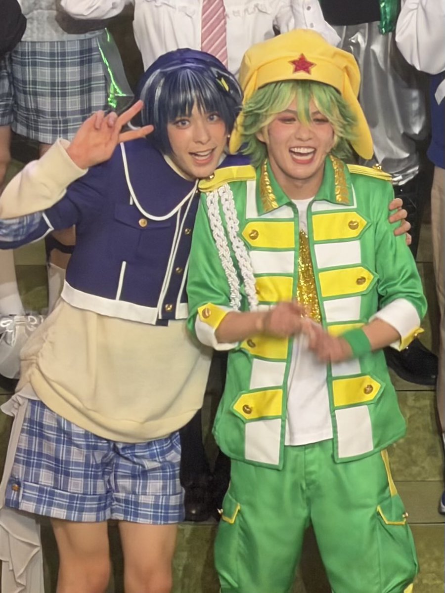 noce_choco's tweet photo. 初日の写真ですが、見返してたら可愛いお二人がいたので💙💚
二階席からです😊
ファンの方に届いたら嬉しいな

ケロロの愛おしいボケガエル感(褒めてる)と、タママの可愛らしいお顔から出るデスボイスがとても好きです🫶🏻

あと大友さん10代なの若すぎいい

#ケロミュ #田村升吾  #大友至恩 https://t.co/yvSz7bEZ9E