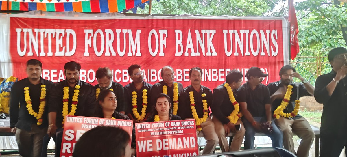 CBEUVISAKHu6r4's tweet photo. Statewide Dharna  @ GVMC Gandhi statue Visakhapatnam #aibea #chv #5DayWeekandFairPL https://t.co/onRVEiZTeQ