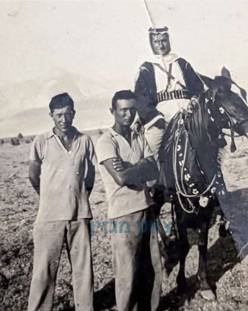 Jmctv651's tweet photo. *Una foto inédita: Moshe Dayan, antes de  pérdida de uno de sus ojos*

Aquí aparece con su mejor amigo de la escuela primaria en Nahalal, Binyamin Zarhi, en 1937.
Dayan resultó herido en el ojo, en la frontera con el Líbano, cuatro años después. Aquí se les ve en un viaje desde la Alta Galilea hasta Jericó, parte del tiempo a lomos de burro.
Tiempo después, Dayan nombró a Zarhi comandante de las batallas de Degania A y Degania B durante la Guerra de la Independencia, una batalla que culminó con la retirada de los sirios. Dayan fue Ministro de Defensa  cuando eatallaron la guerra de los Seis Dias y de Iom Kipur