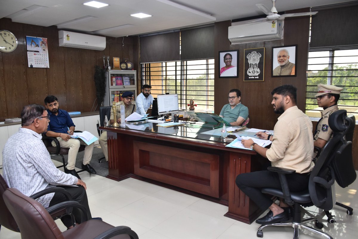 COLLECTORDWK's tweet photo. આજરોજ "જિલ્લા સ્વાગત" કાર્યક્રમ યોજવામાં આવ્યો. જેમાં અરજદારો દ્વારા રજુ કરવામાં આવેલ પ્રશ્નો અંગે ચર્ચા કરી તથા સંબંધીત વિભાગોને જરૂરી સુચનાઓ આપી. #SWAGAT
@SWAGATOnlineGuj @CMOGuj @harshsanghavi
@mlasanjaysinh @revenuegujarat @JayantiRavi @InfoGujarat @InfoDwarkaGoG https://t.co/1K1cIVq6TG