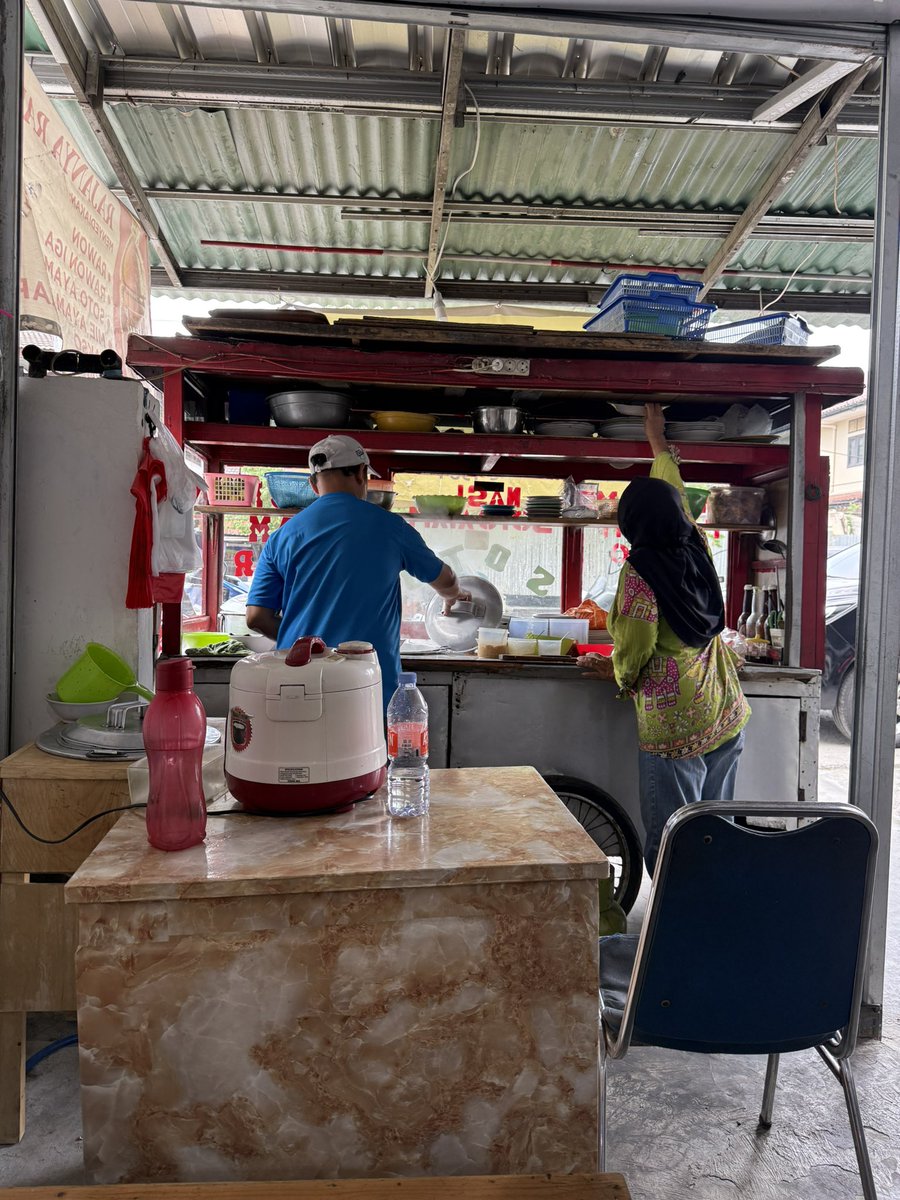 hanif_aa's tweet photo. DEMI ALLAH ini rawonnya enaaak bangeeet. Rawon yang di Senen enaak, tapi ini another level sih enaknyaaa. 😭😭😭

Awalnya aku spektis loh. Warungnya kecil, tapi pede banget pake nama RAJANYA RAWON.

Aku akuin ini KING of RAWON. Aku sampe nambah semangkok loh gileee. Ga nyangkaaa. Seenak ituuu. Bodo amat dibilang lebay. 😭🙏

Ini di Rawamangun yaa. #pilihanlidahhanif