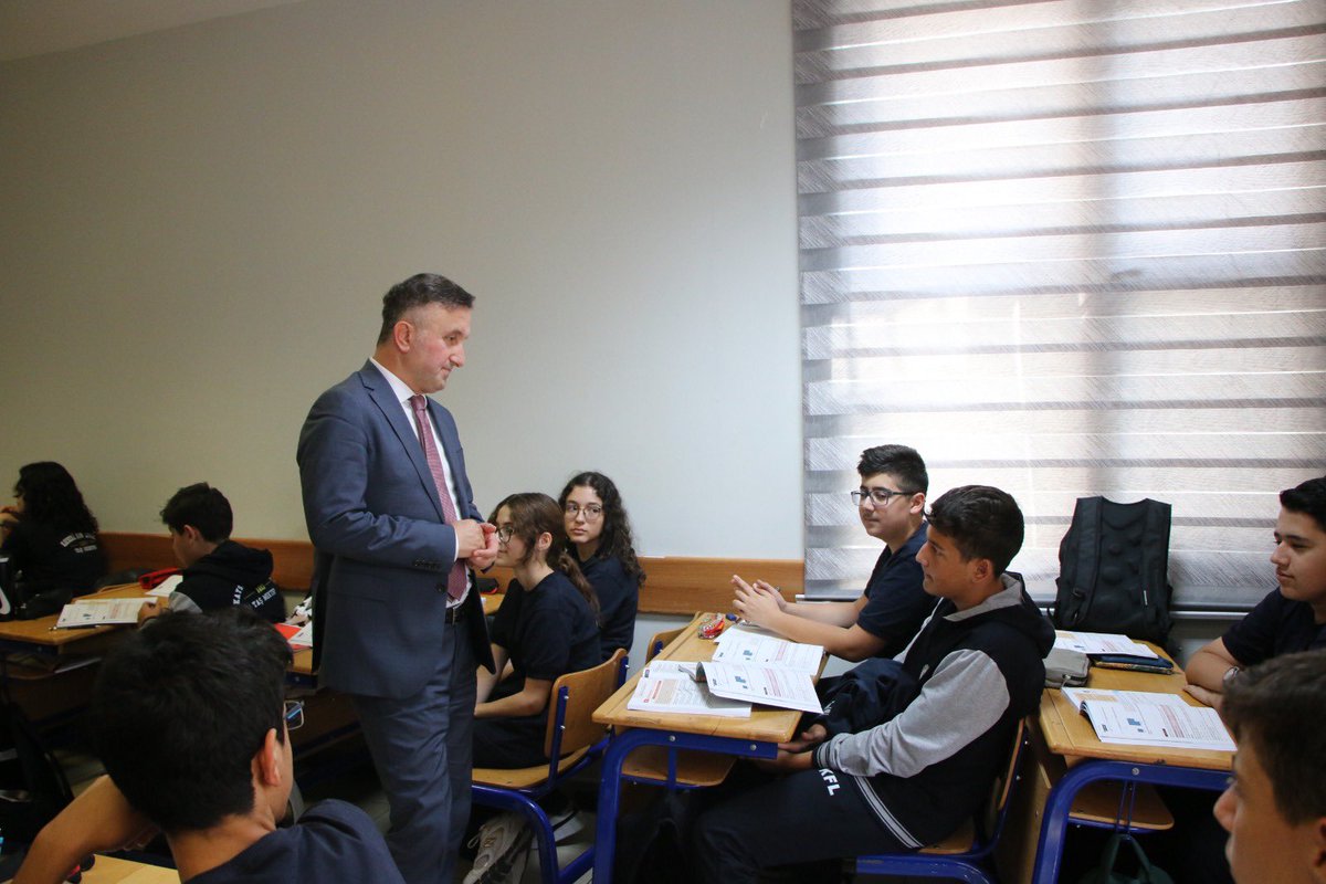 kayserimem's tweet photo. İl Millî Eğitim Müdürümüz Coşkun Esen, Kayseri Fen Lisesini Ziyaret Etti

İl Millî Eğitim Müdürümüz Coşkun Esen, Kayseri Fen Lisesini ziyaret ederek öğrencilerle bir araya geldi.

Gerçekleştirilen ziyarette öğrencilerle sohbet eden İl Müdürümüz, öğrencilerin eğitim süreçleri, hedefleri ve gelecek planları hakkında görüş alışverişinde bulundu.

@tcmeb @Yusuf__Tekin @kayserivaliligi @gokmen_cicek_ @CoskunESEN57