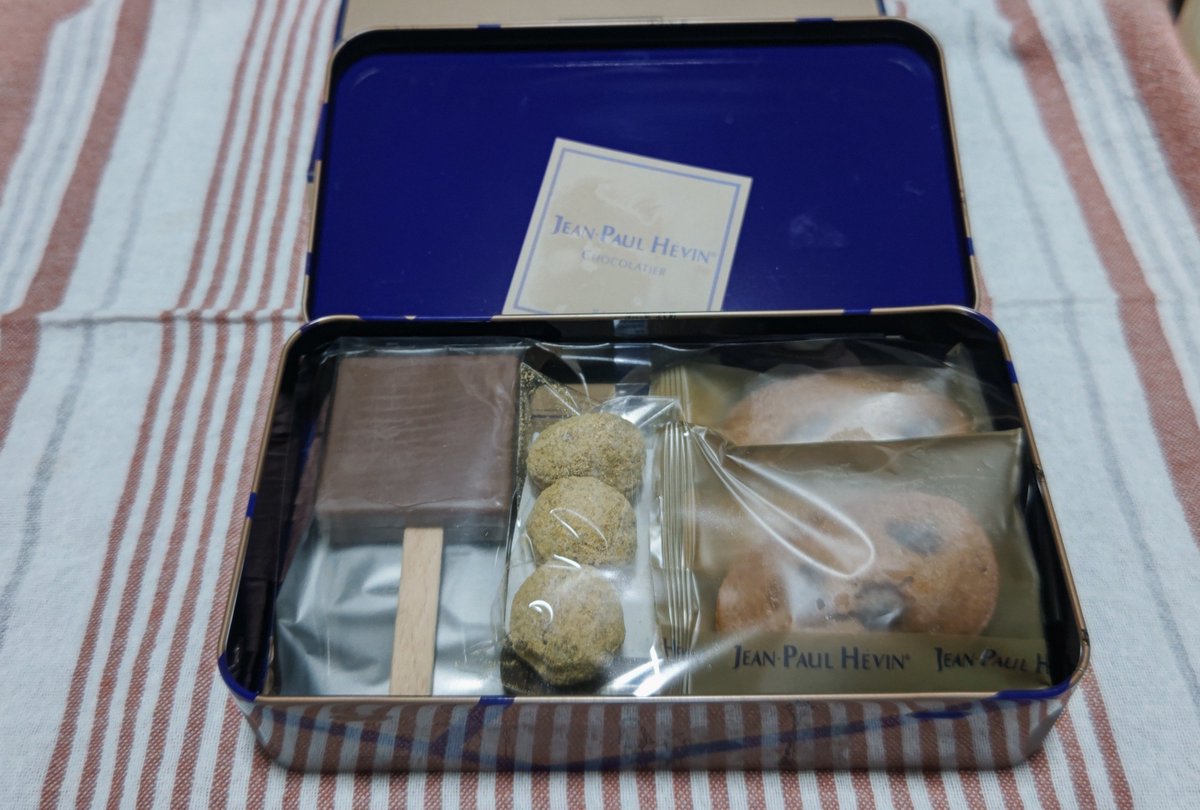 d0w0ib's tweet photo. SW何それ（ryなので月曜から出勤してました
がんばった自分にご褒美あげていーい？いーよー！
フォロワー様からいただいたジャン=ポール・エヴァンのお菓子✨
マロンのフィナンシェやトリュフ、タブレットはアーモンド入り
アイスバーみたいなのはお父さん行きだけど
他は独り占めしちゃうぞ！ﾔｯﾀｰ https://t.co/bc0ejuANiW