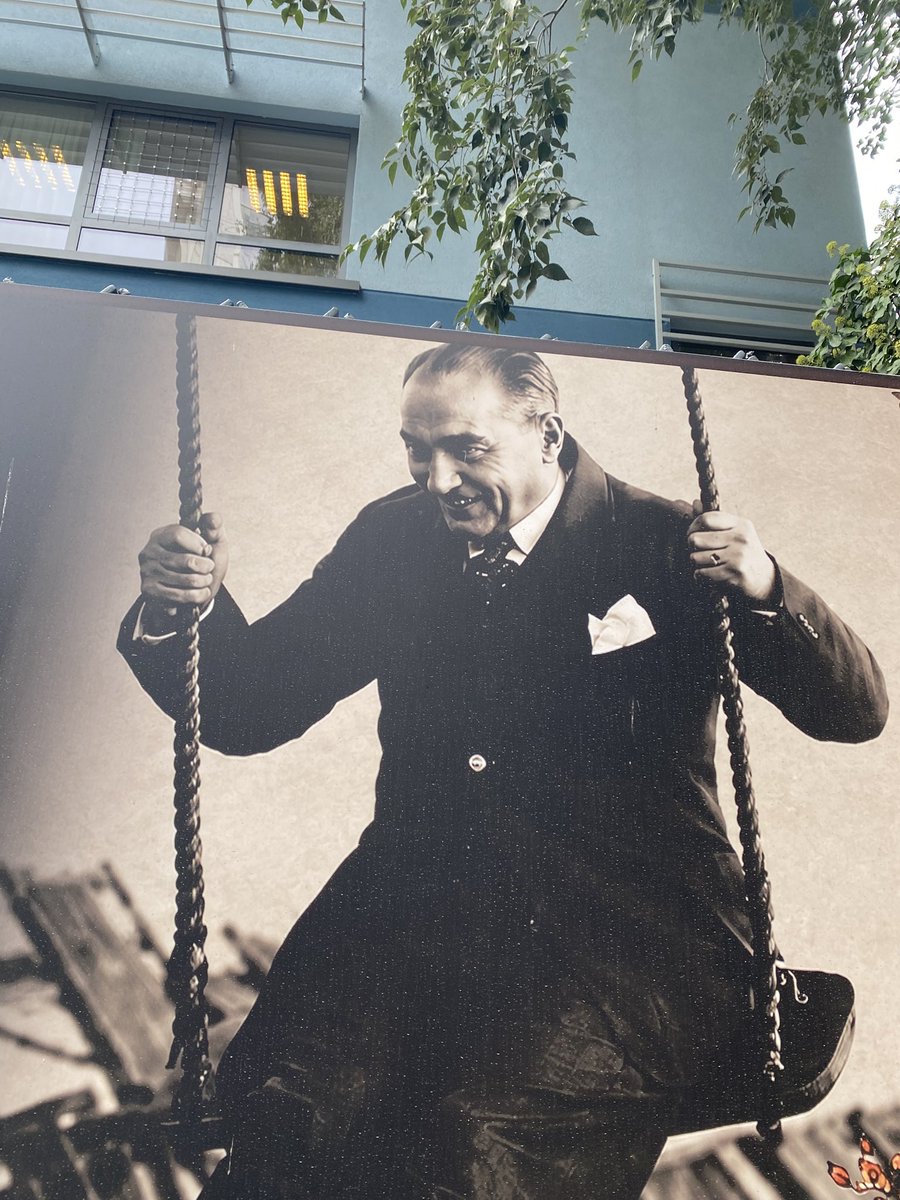 berkergenc's tweet photo. Yapay zekayla en azından Atatürk fotoğrafı oluşturmasak mı artık? Okul bahçesine koymuşlar bir de. https://t.co/5OLLg9BnXX