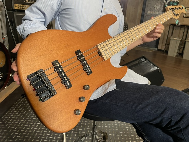 combat_guitars's tweet photo. ご注文いただきましたベースが完成致しましたのでお引き取りにご来社いただきました。
木材の持つ自然な風味を活かすようオイルフィニッシュ仕上げとなっています。
使い込むほどにオーナー様の味が出てくると思います。
どうぞこの先も長くご使用くださいますよう願います。
https://t.co/FCjZ9tphCG
#COMBATGUITARS
#5弦ベース