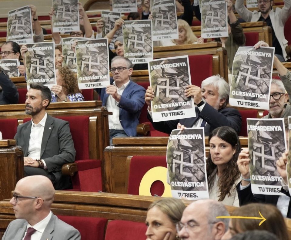 viquirepublica's tweet photo. Uns han investit Sánchez a Madrid.

Els altres han regalat la Generalitat a un espanyolista declarat.

Conxorxes, pactes, pactes i conxorxes amb els del 155 a tots els municipis.

Col·locats en totes les institucions que deien combatre, que deien que ens robaven, coartaven llibertats, prenien competències, imposaven lleis, trepitjaven els drets i perseguien.

I els mateixos que han fet tot això, ara surten a donar lliçons de feixisme.

Quanta comèdia, per Déu. Quanta comèdia!