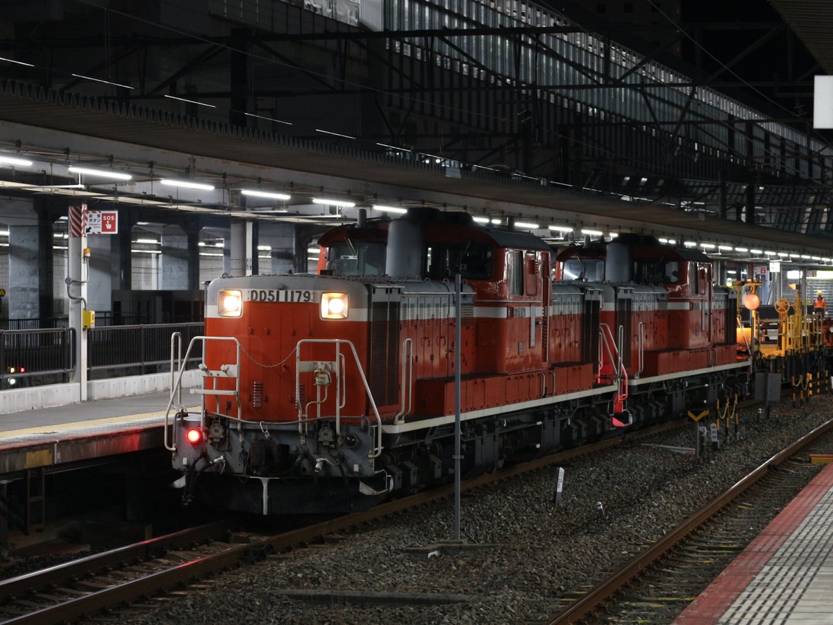 981151001's tweet photo. 9/21の早朝、米子から帰って来たロンチキ＆DD51重連。
行きと違って指導の方が一緒に居てたりライトもちゃんと点いてましたね🤭 https://t.co/V7BHsipQxR