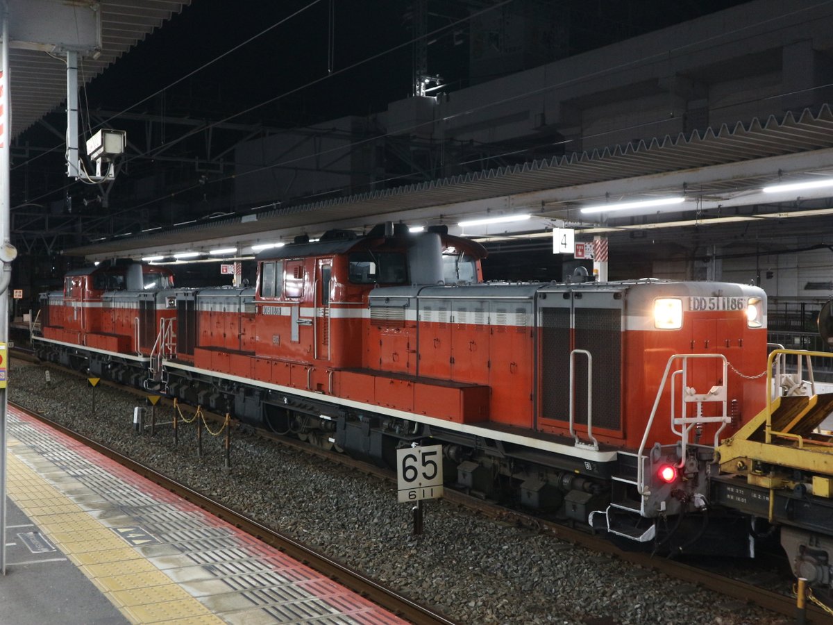 981151001's tweet photo. 9/21の早朝、米子から帰って来たロンチキ＆DD51重連。
行きと違って指導の方が一緒に居てたりライトもちゃんと点いてましたね🤭 https://t.co/V7BHsipQxR