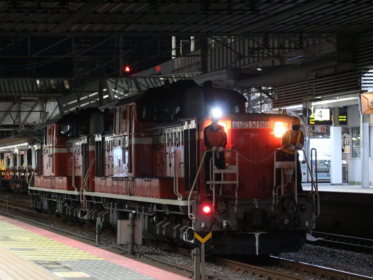 981151001's tweet photo. 9/21の早朝、米子から帰って来たロンチキ＆DD51重連。
行きと違って指導の方が一緒に居てたりライトもちゃんと点いてましたね🤭 https://t.co/V7BHsipQxR