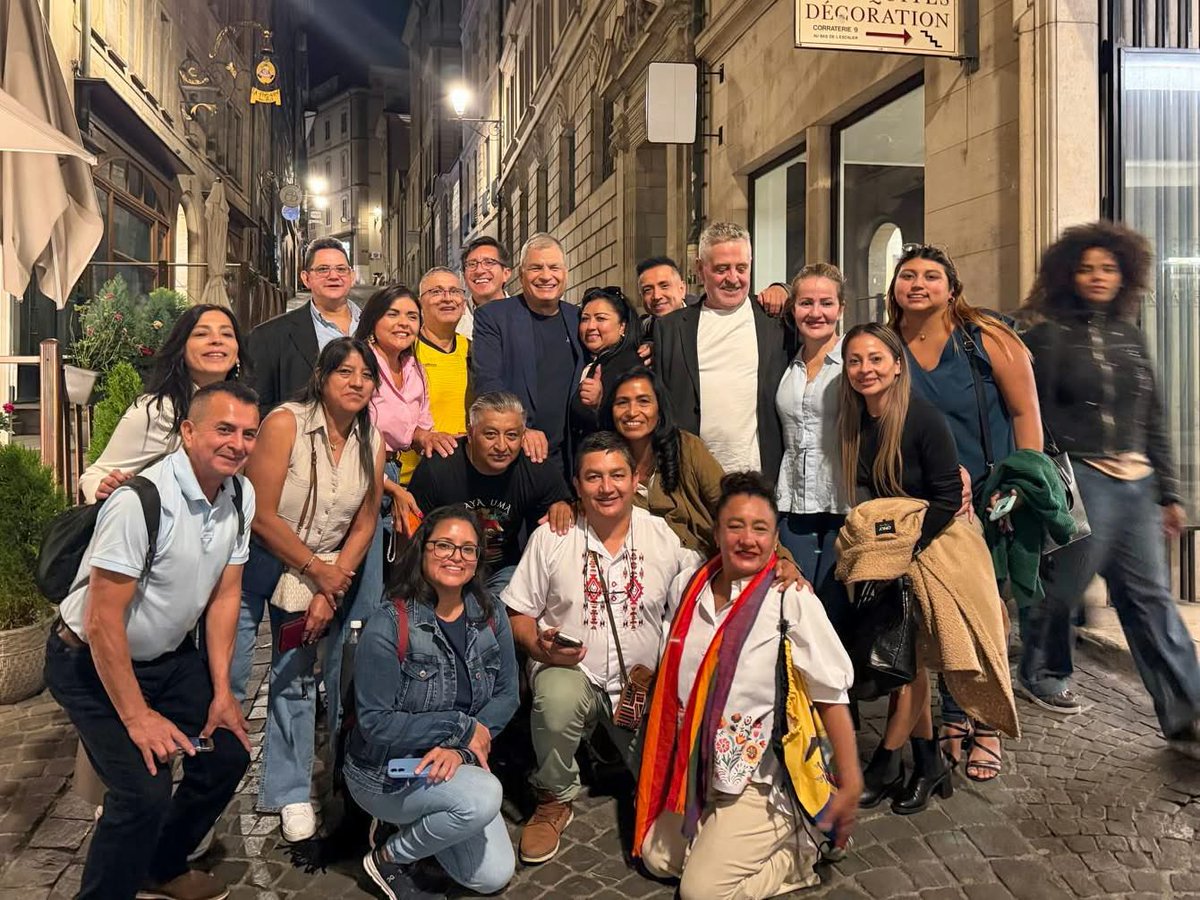 RC5Europa's tweet photo. Así vivimos nuestro encuentro en Suiza 🇨🇭

​Compartimos un espacio de diálogo y trabajo junto a Rafael Correa, en el que oficializamos y respaldamos el compromiso de la nueva directiva de la Revolución Ciudadana en Suiza. 

@MashiRafael @RC5Oficial https://t.co/Fx3IOAtBop