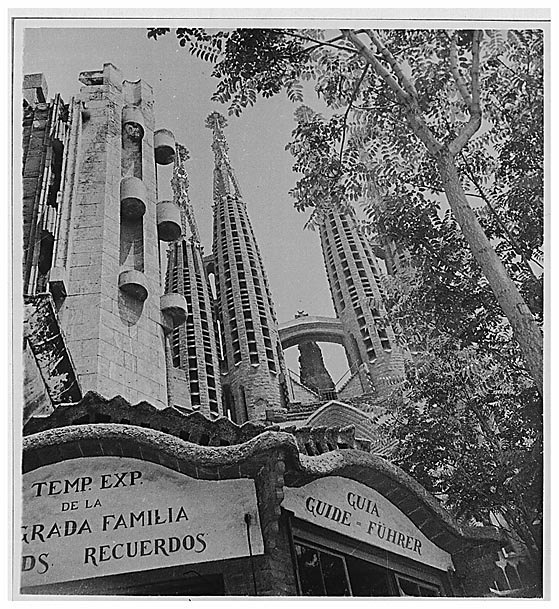 ArchivosEst's tweet photo. Hoy, #DiaMundialdelTurismo, compartimos algunos fondos del Archivo General de la Administración #AGA relativos al turismo, como son las fotografías relativas al Catalogo Monumental de España https://t.co/UOU4ZDJESw
