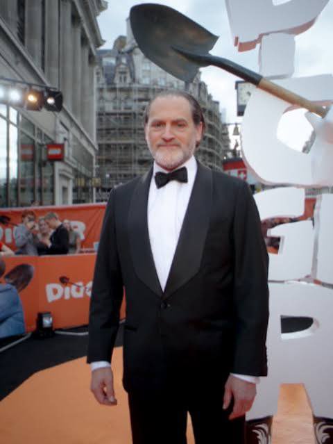 itsalawyerslife's tweet photo. The cutest curtsy from the first adorable little girl (the video doesn’t capture the second girl).

I noticed how respectful the actors were, too, last night. Jesse Plemons and Michael Stuhlbarg, in particular, performed splendid little bows on being introduced to the Royals https://t.co/nQaEReRjs5