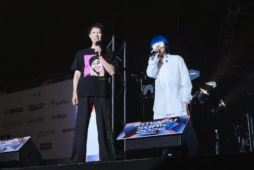 livedoornews's tweet photo. 【表明】小籔千豊、吉本退社後の政界進出全力否定「僕と嫁はんがだるまの横で万歳することはない」
https://t.co/EHckndYFcO

今回で終了となる「KOYABU SONIC」が23日、最終日を迎えた。主宰である小籔は「チラチラ散見する政界進出はありません」と、今後について明言した。 https://t.co/TW13UtCmCp