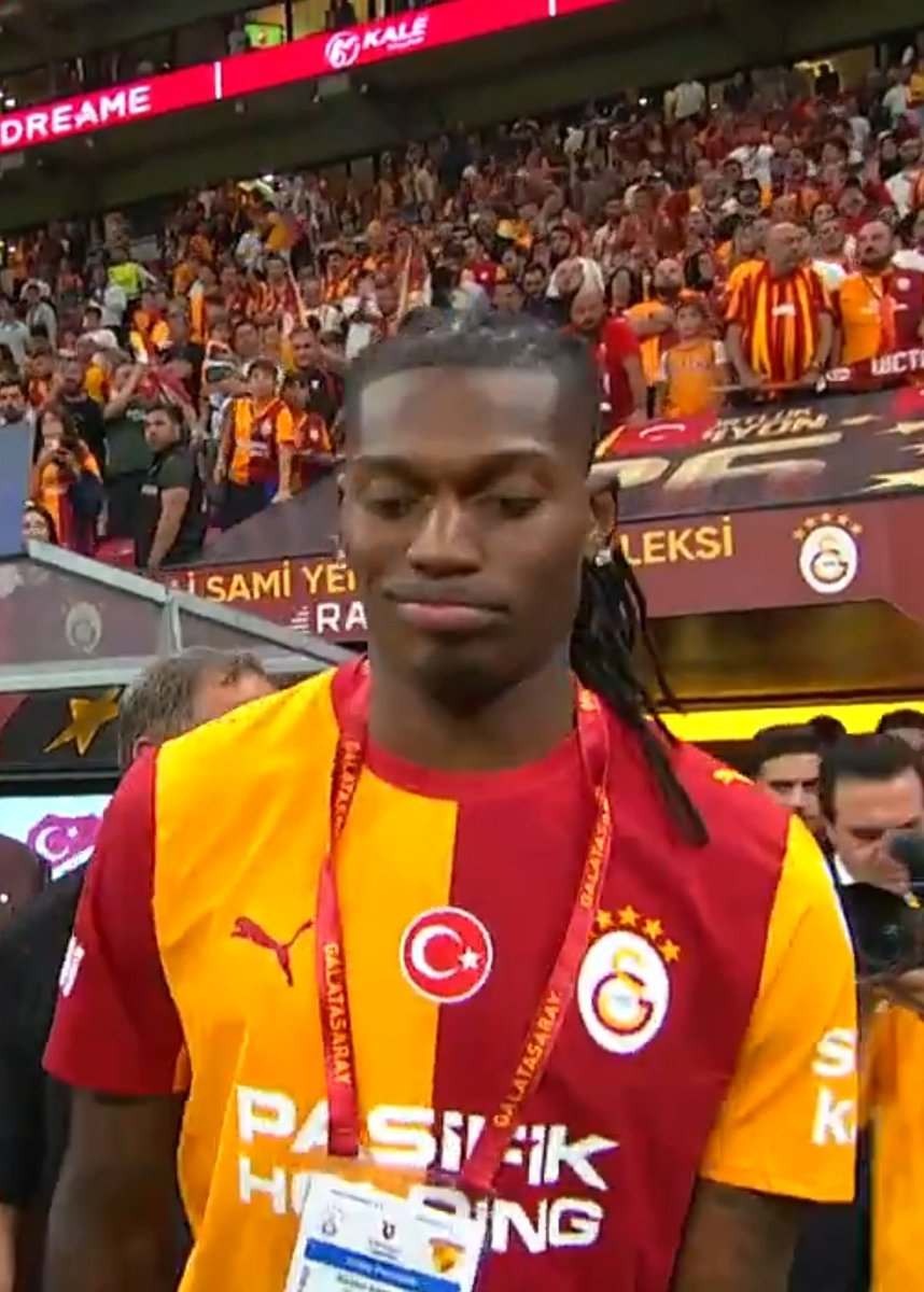 pissap_p's tweet photo. @nexustransfer Rams Park'a girdiğinde şöyle küçümseyici bir mimik yapan bir adamdan ne beklersiniz? Hak ettiğinden fazla maaş ve ilgi alan herkes şımarır. Milan da kurtulmak isityordu bizim beceriksizler ona rağmen zar zor aldı. https://t.co/l3UIq99F17