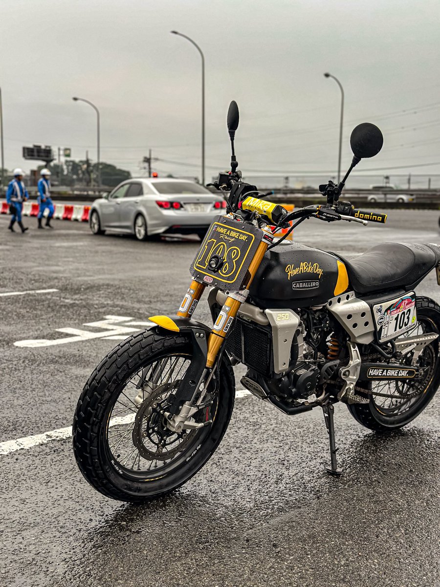 nobtree's tweet photo. 雨の日もHAVE A BIKE DAY.
横浜みなとみらい〜第三京浜
#HaveABikeDay. 
#fantic #caballero #RDDcustom https://t.co/wSedXqARO4