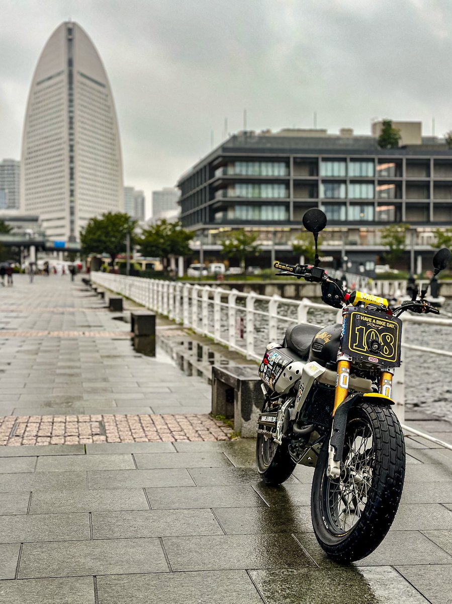 nobtree's tweet photo. 雨の日もHAVE A BIKE DAY.
横浜みなとみらい〜第三京浜
#HaveABikeDay. 
#fantic #caballero #RDDcustom https://t.co/wSedXqARO4