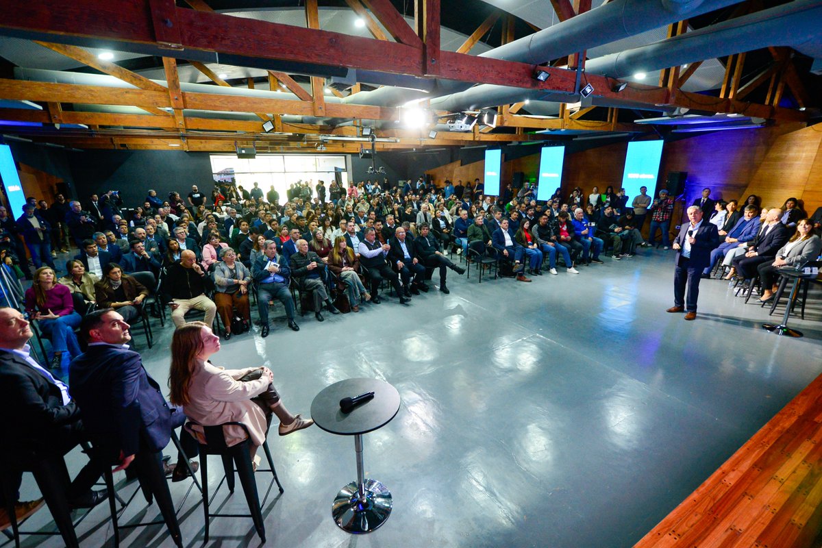 nicolasalbok's tweet photo. 1000 días de transformar Neuquén, la región y Chos Malal. Feliz y orgulloso de pertenecer a este espacio desde el día 1. Bienvenidos y bienvenidas a los que están cruzando de vereda para sumarse. https://t.co/Pv8nOJk8N8