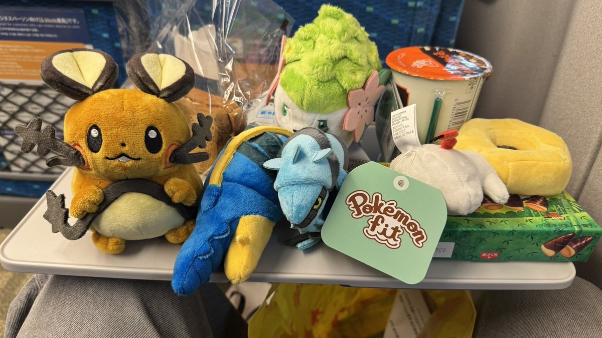 rekuimu's tweet photo. 新幹線までの時間でポケセン行ってきた！
4匹捕まえて帰ります！
ほんまはウデッポウ欲しかったんやけどなー🥺

店員さんにオーイシ武道館いってきたんですか！？って言われてプチ盛り上がってました笑
大石もオーイシもポケモンもダイスキやぞ！！ https://t.co/L4oHoqoCpS