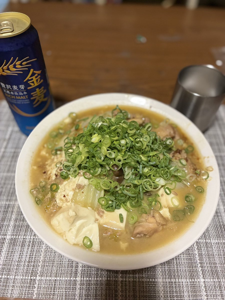 VIOLETREQU's tweet photo. おつJIN🍺

今日の晩ごはんは
鶏ももとひき肉の豆腐あんかけ

豆腐たっぷり、鶏ももとひき肉の旨味をしっかり効かせて、最後に柚子胡椒を少し入れてみました。

これが思った以上に合う😋
コクはあるけど、柚子胡椒のおかげで後味はさっぱり。
刻みネギもたっぷり乗せて完成👌

こういう少しアレンジした料理も楽しいね。

#おつJIN #おうちごはん #料理男子 #男飯 #豆腐料理 #柚子胡椒 #晩酌