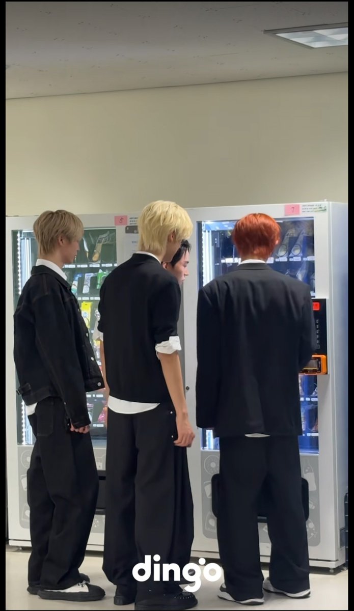 orange_id14's tweet photo. "idntt doesn't even look tall"

idntt with idntt           idntt with 
                                        normal people https://t.co/WpyDK4XHNK