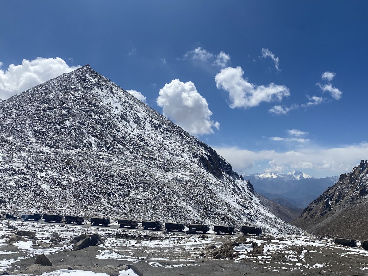 TuenTen_0730's tweet photo. #PangonTso から #Leh への帰路、#ChanLa 峠に差し掛かったところ。今度はパンジャビ•デコトラが続々と到着🤩きょえぇぇカッコいい‼︎‼︎ 大空の下にある感じは撮れたけど、一台一台をもっとネチネチと接写したかったなぁ。ラダッキ•デコトラもそうだったけど、全部 #IndianOil  のタンカー車だ👍　口髭モチーフ、マッチョだねぇ！痺れるねぇ！😆
