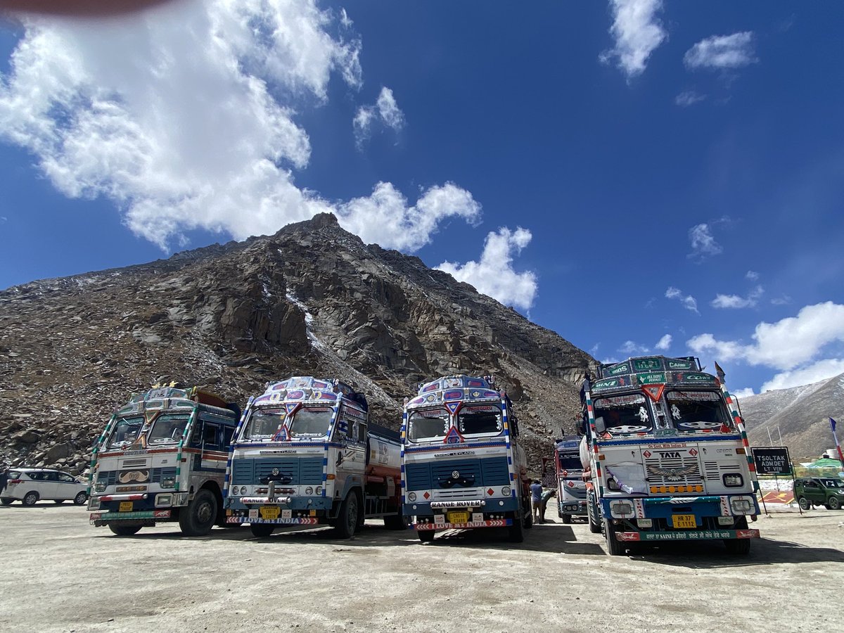 TuenTen_0730's tweet photo. #PangonTso から #Leh への帰路、#ChanLa 峠に差し掛かったところ。今度はパンジャビ•デコトラが続々と到着🤩きょえぇぇカッコいい‼︎‼︎ 大空の下にある感じは撮れたけど、一台一台をもっとネチネチと接写したかったなぁ。ラダッキ•デコトラもそうだったけど、全部 #IndianOil  のタンカー車だ👍　口髭モチーフ、マッチョだねぇ！痺れるねぇ！😆