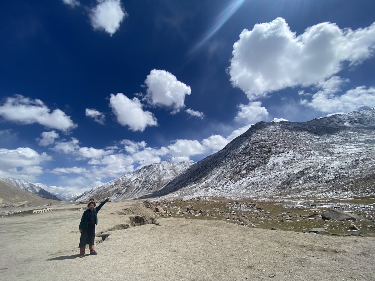 TuenTen_0730's tweet photo. #PangonTso から #Leh への帰路、#ChanLa 峠に差し掛かったところ。今度はパンジャビ•デコトラが続々と到着🤩きょえぇぇカッコいい‼︎‼︎ 大空の下にある感じは撮れたけど、一台一台をもっとネチネチと接写したかったなぁ。ラダッキ•デコトラもそうだったけど、全部 #IndianOil  のタンカー車だ👍　口髭モチーフ、マッチョだねぇ！痺れるねぇ！😆
