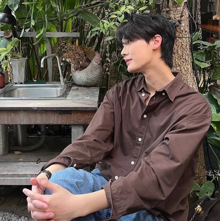 yoursyanin_'s tweet photo. เป็นเทวดาแล้วใยต้องมาเดินดิน
ลืมเพดานดินถึงกินข้าวแกงทุกมื้อ
เจียมตัวตนเพราะเราเป็นคนซื่อซื่อ
สองมือนี่สร้างตัวเอง — 🤎 https://t.co/zygA1fjRSB