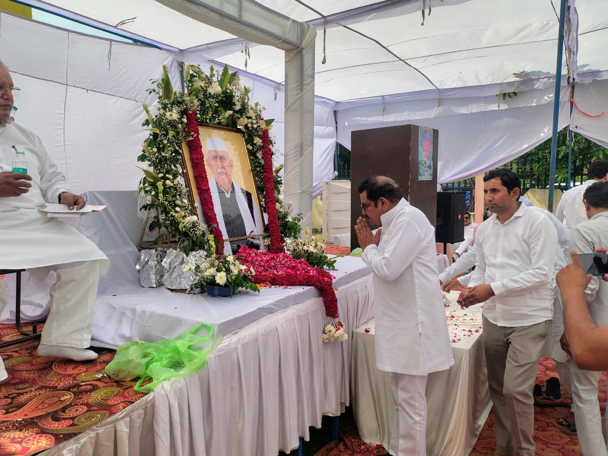 sanjeevtyagi251's tweet photo. विनम्र श्रद्धांजलि 🙏

ग्रेटर नोएडा निवासी नम्बरदार सतीश नागर जी की श्रद्धांजलि सभा में शामिल होकर उनके चित्र पर पुष्प अर्पित कर भावभीनी श्रद्धांजलि अर्पित की। ईश्वर से प्रार्थना है कि दिवंगत आत्मा को अपने श्रीचरणों में स्थ��न प्रदान करें।

ॐ शांति 🙏 https://t.co/HVpkRlc2xr