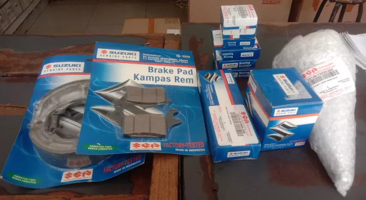 keluhkesahkonoh's tweet photo. Ada yang pernah ke sini nggak? 👀

Tau nggak, ternyata ini tempat gudangnya part ORI Suzuki. Motor-motor Suzuki yang udah dipakai 15 tahun lebih, part-nya masih banyak yang lengkap dan masih dijual di sini.

Kebetulan gue lagi nyari part gearbox Hayate 2012. Mulai dari rasio, seal, sampai laher, ternyata ada semua.

Skywave, Shogun, Smash, Nex, sampai motor-motor jadul lainnya juga masih ada guys.

Kalaupun pas kalian datang barangnya lagi nggak ada, katanya bisa inden. Paling lama sekitar seminggu sampai 2 bulan, terutama buat part yang susah dicari, biasanya buat motor-motor lawas yang umurnya udah di atas 20 tahun atau part-nya memang udah nggak diproduksi lagi.