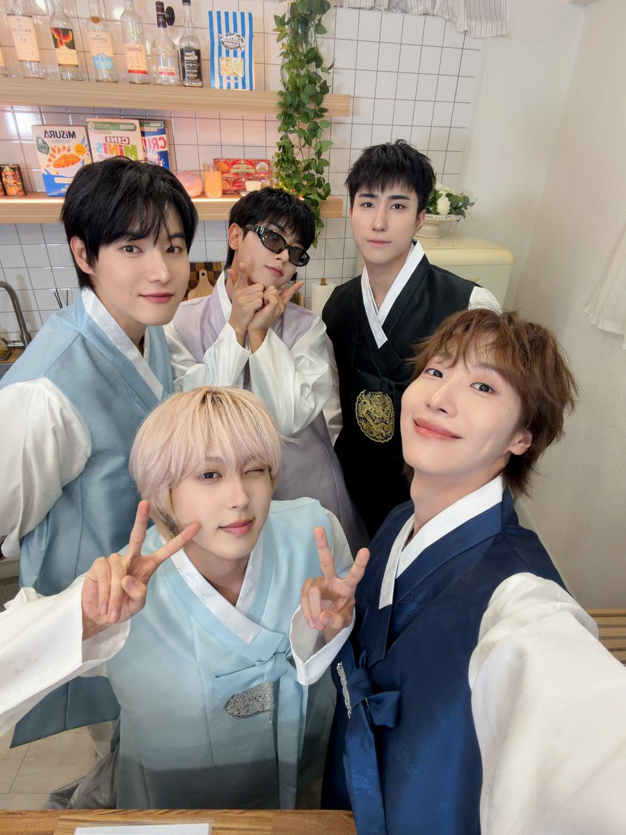 official_ONEWE's tweet photo. [#ONEWE]

이번 추석은 가족들과 함께~!!!
물론 ~! 내 가족은 용훈 강현 하린 동명 기욱 🤓🫶

#원위 #추석 https://t.co/aTwkVlT9pa