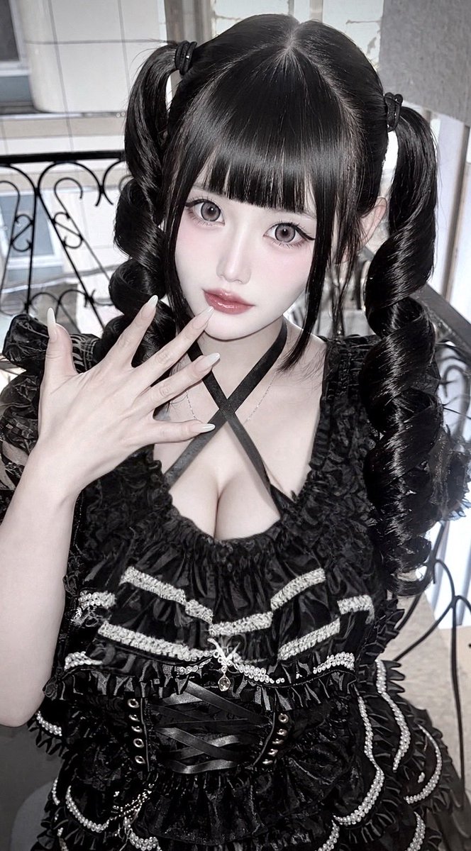 Ange__ROSE__'s tweet photo. 🪽キャスト紹介🪽
•*¨*•.¸¸♡•*¨*•.¸¸♡•*¨*•.¸¸♡•*¨*•.¸¸♡
✨️代表✨️

名前：躁鬱 あげはちゃん
誕生日🎂 7/12
好きな飲み物🍾ｼｬﾝﾊﾟﾝ
趣味：旅行
一言：  同情するなら酒をくれ♡
X @ageha__chann  
Instagram    ageha.07.12

•*¨*•.¸¸♡•*¨*•.¸¸♡•*¨*•.¸¸♡•*¨*•.¸¸♡ https://t.co/FGRPymmJPC