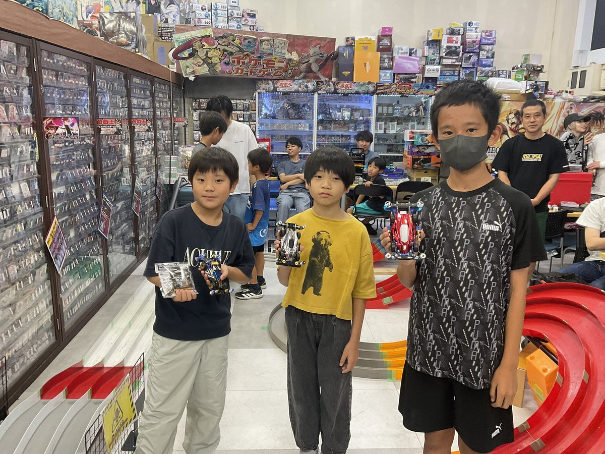 otakarabannku's tweet photo. 本日のミニ四駆ナイトレース
予想以上のご来店ありがとうございました‼️
時間がなくご迷惑の数々本当に申し訳ございませんでした🙇
ストックJr.
優勝　こーたくん
2位　カイくん
3位　そうくん
ストックオープン
優勝　ぶるりん！
2位　ヨッシーさん
3位　ぶるりん！ https://t.co/G82xDADVAM