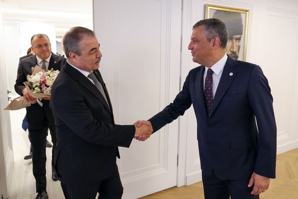 yenipartiyiz's tweet photo. Genel Başkanımız Özgür Özel, Genel Merkezimizde Birleşik Kamu-İş Konfederasyonu Genel Başkanı Orhan Yıldırım ve beraberindeki heyeti kabul etti. https://t.co/7Jo3oSIpZm