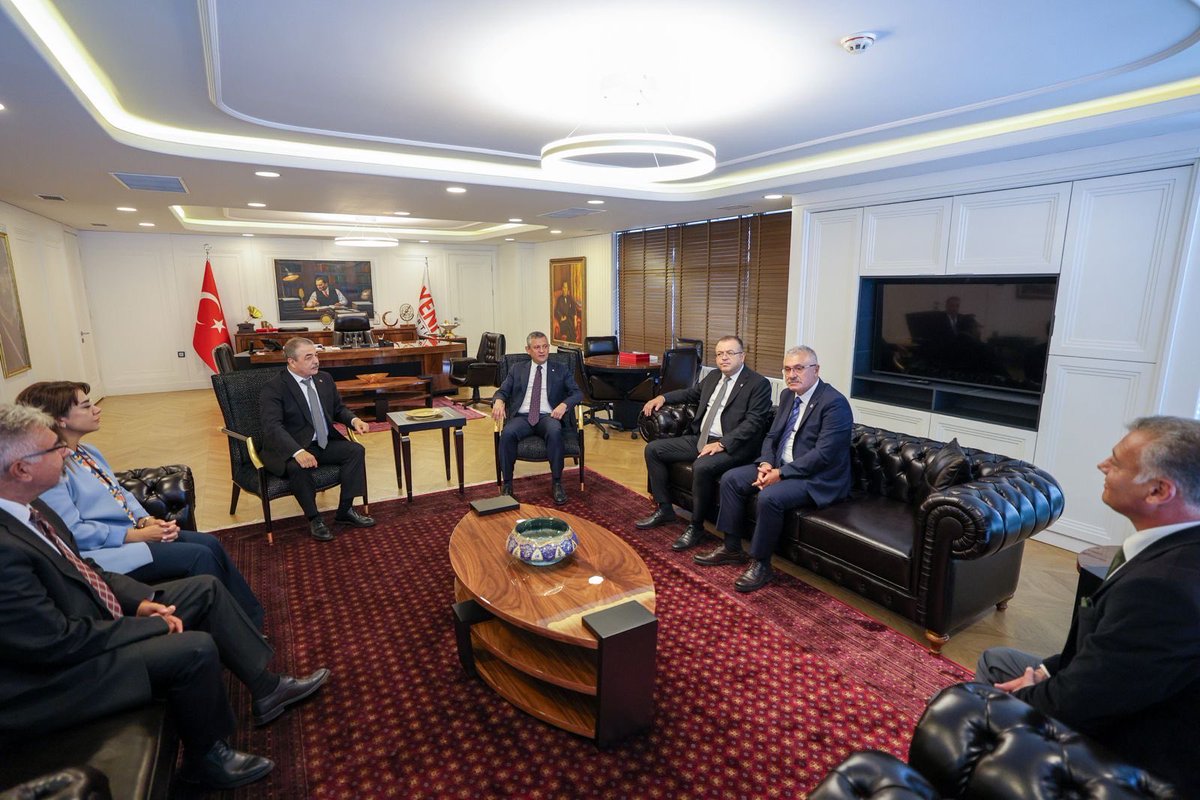 yenipartiyiz's tweet photo. Genel Başkanımız Özgür Özel, Genel Merkezimizde Birleşik Kamu-İş Konfederasyonu Genel Başkanı Orhan Yıldırım ve beraberindeki heyeti kabul etti. https://t.co/7Jo3oSIpZm