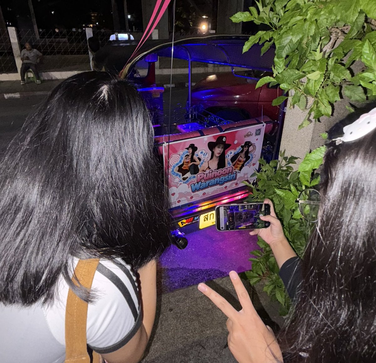 pnrwara's tweet photo. เมื่อวานขากลับแวะไปเก็บโปรเจครอบค่ำ ตอนกลางคืนไฟสวยมาก ฟินๆเยย เฮียรักน้องนุ่นที่สุดในโลกกกก🥰💜 https://t.co/Dq03kBepTt
