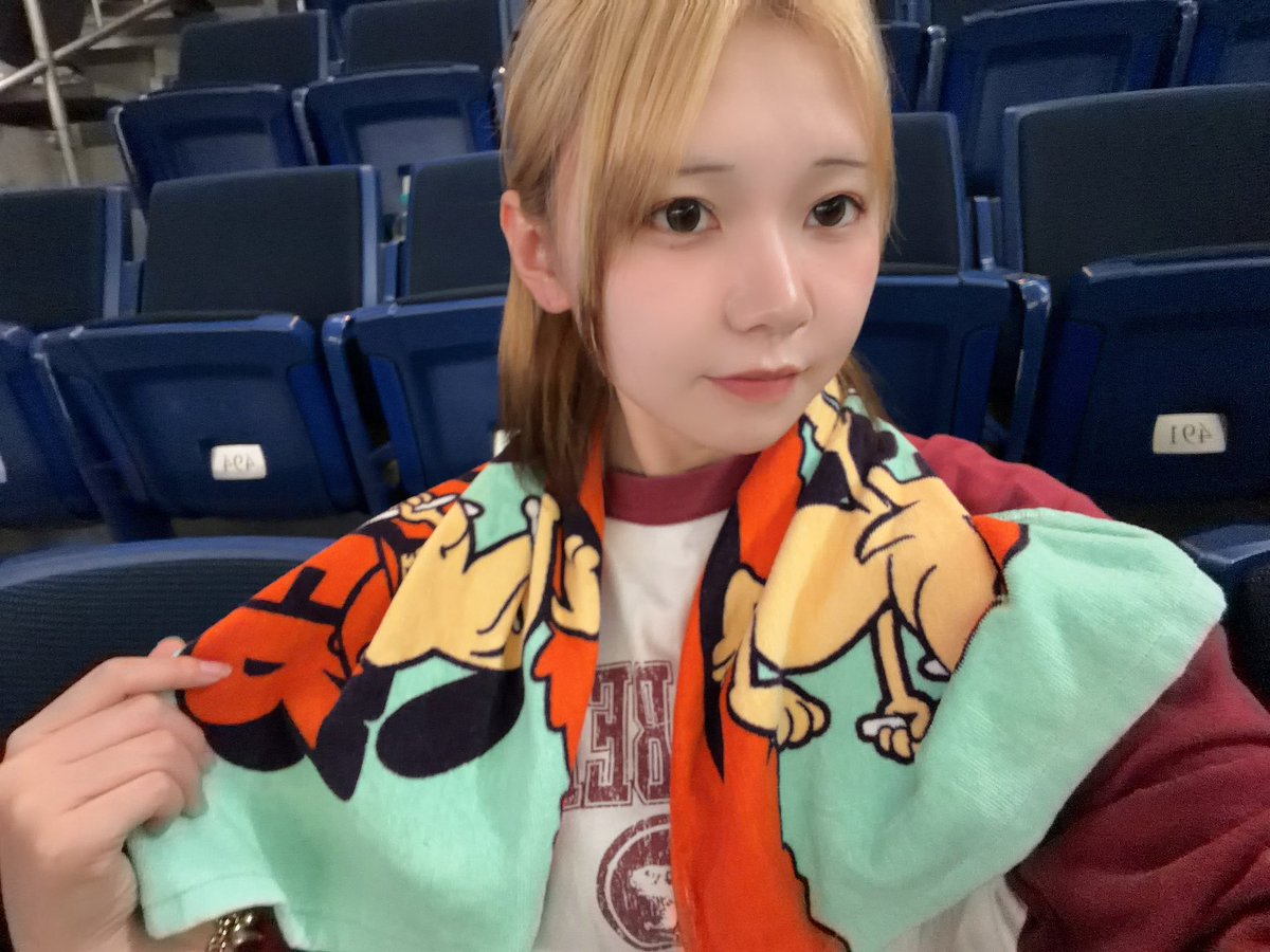 miuse_ren's tweet photo. 今日は東京で私がずっと元気を貰ってるバンドSUPER BEAVERのライブに参戦しました🦫

また元気もらえたし、私もみんなに元気を届けることができるライブができるよう、これからも精進します(ง •̀_•́)ง https://t.co/tlL4FS3c0g